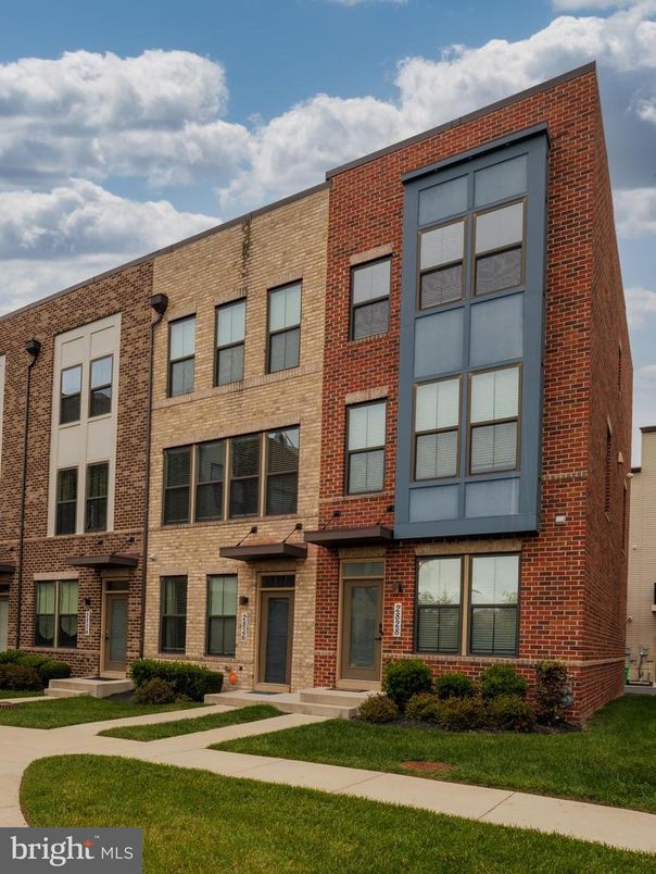 Exterior, Facade, Brick Facade, Rowhouse