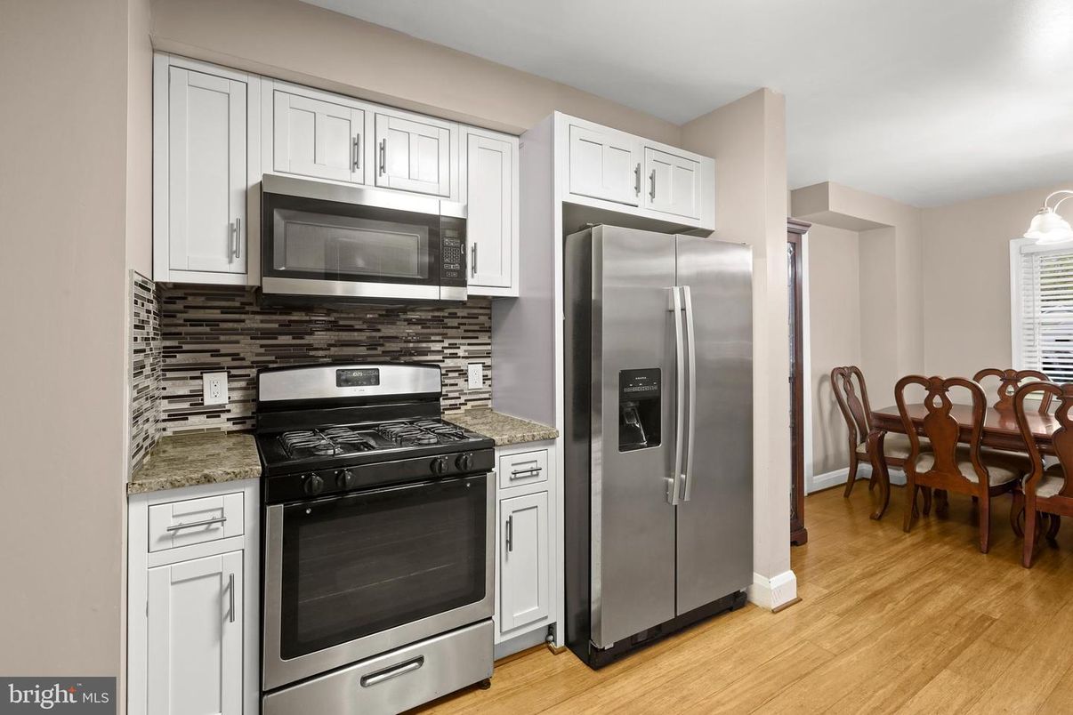 Dining room, Interior, Kitchen, Stainless Steel Appliances, Wood Texture Flooring