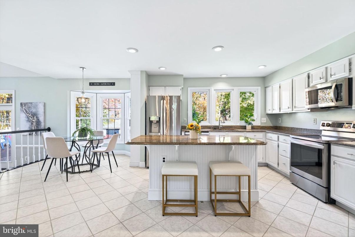 Dining room, Interior, Kitchen, Pendant Lights, Recessed Lighting, Stainless Steel Appliances