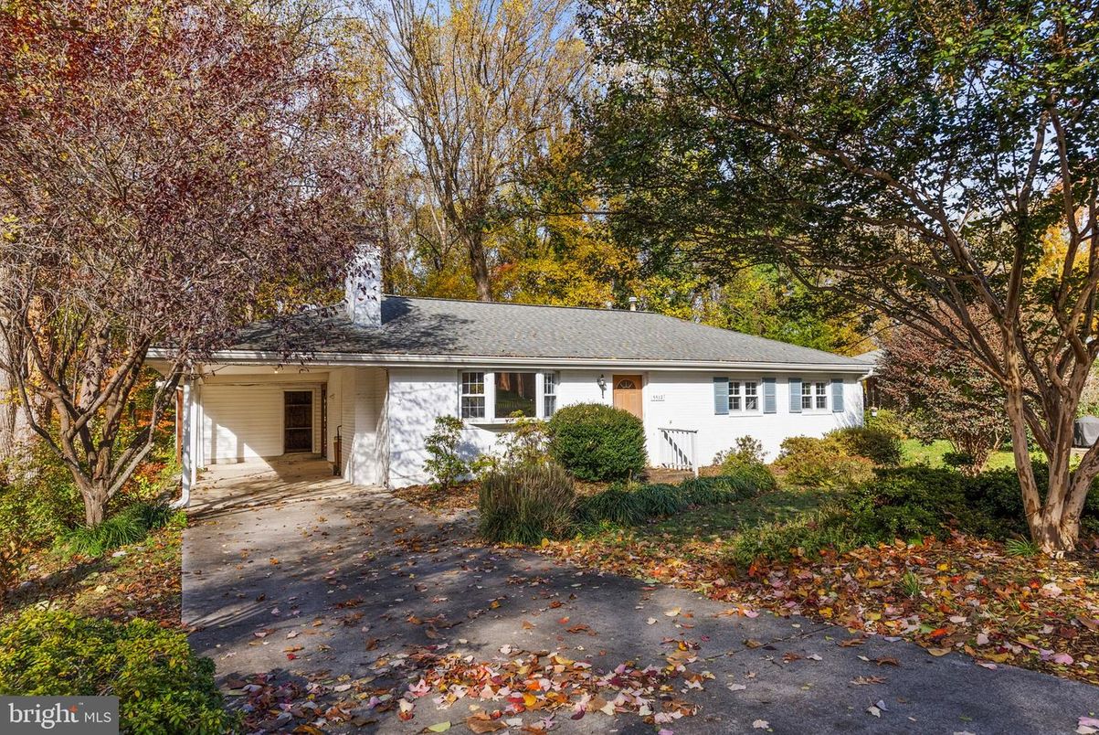 Exterior, Facade, Ranch