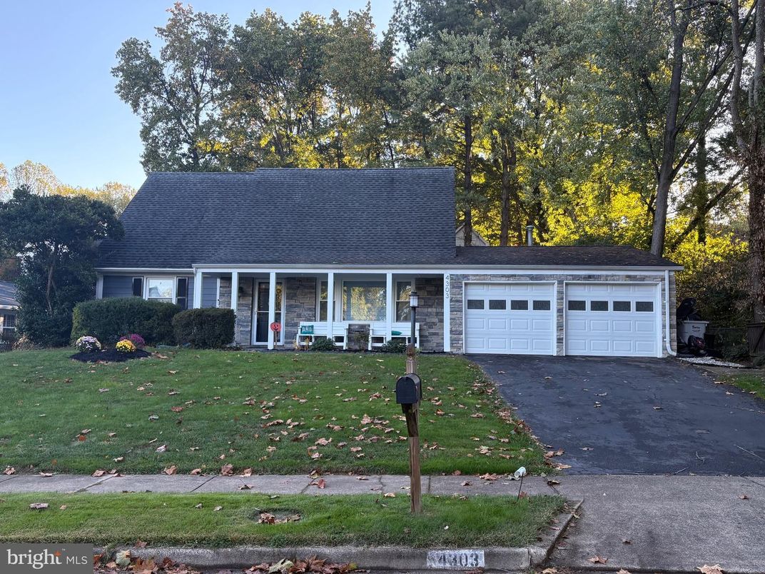 Attached, Exterior, Facade, Cape Cod