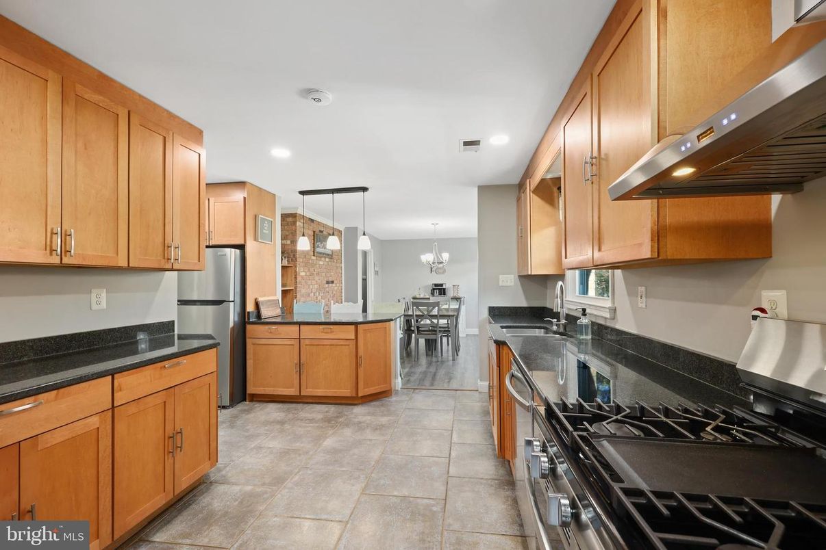 Chandelier, Dining room, Interior, Kitchen, Pendant Lights, Recessed Lighting, Stainless Steel Appliances