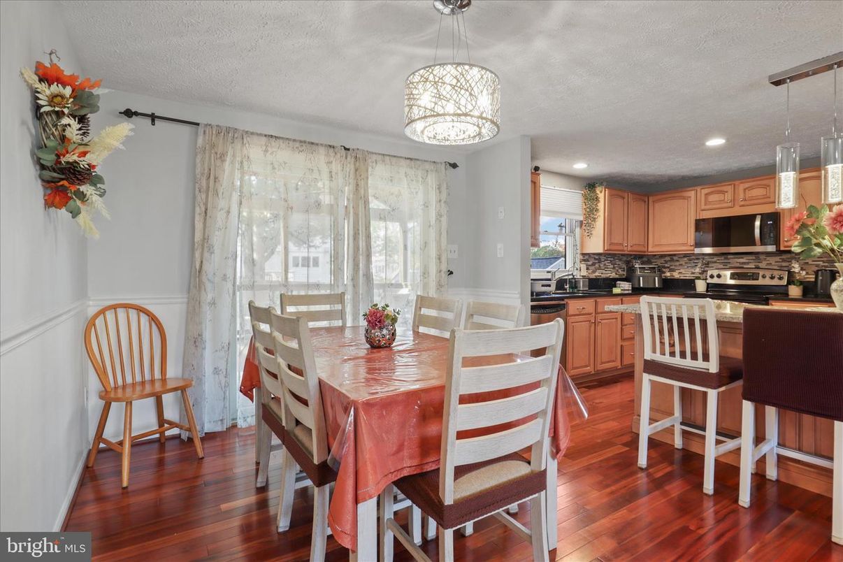 Dining room, Interior, Kitchen, Pendant Lights, Recessed Lighting, Wood Texture Flooring
