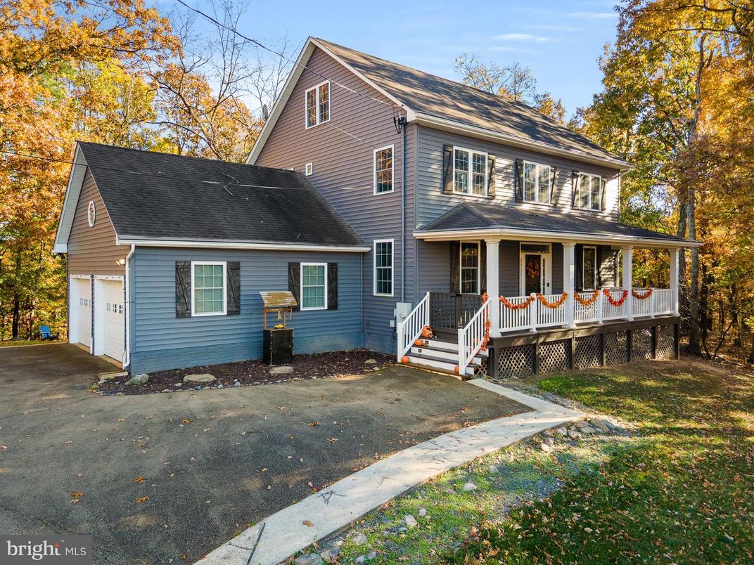 Attached, Exterior, Facade, Queen Anne Victorian