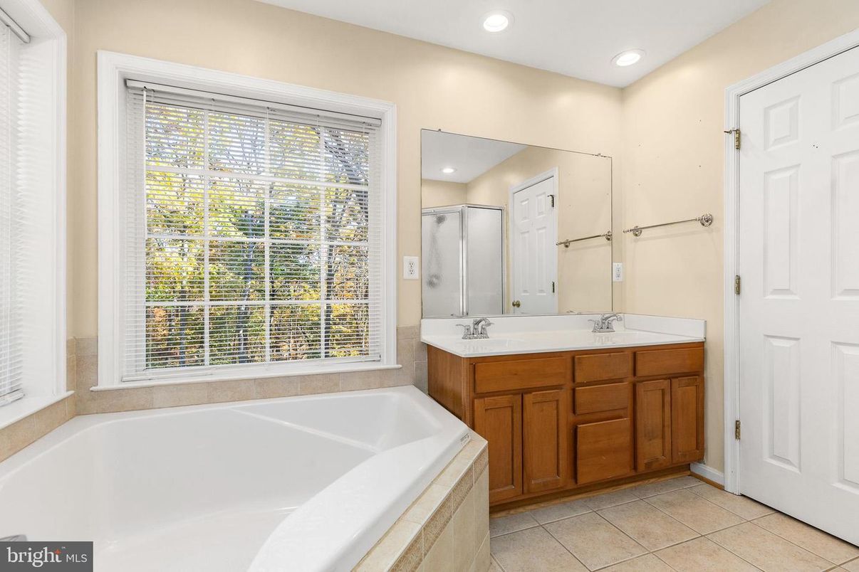 Bathroom, Dual Sink Vanities, Interior, Recessed Lighting