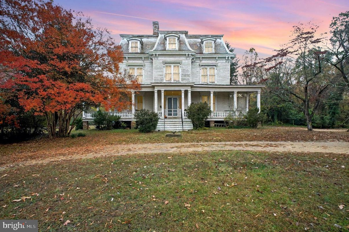 Exterior, Facade, Queen Anne Victorian