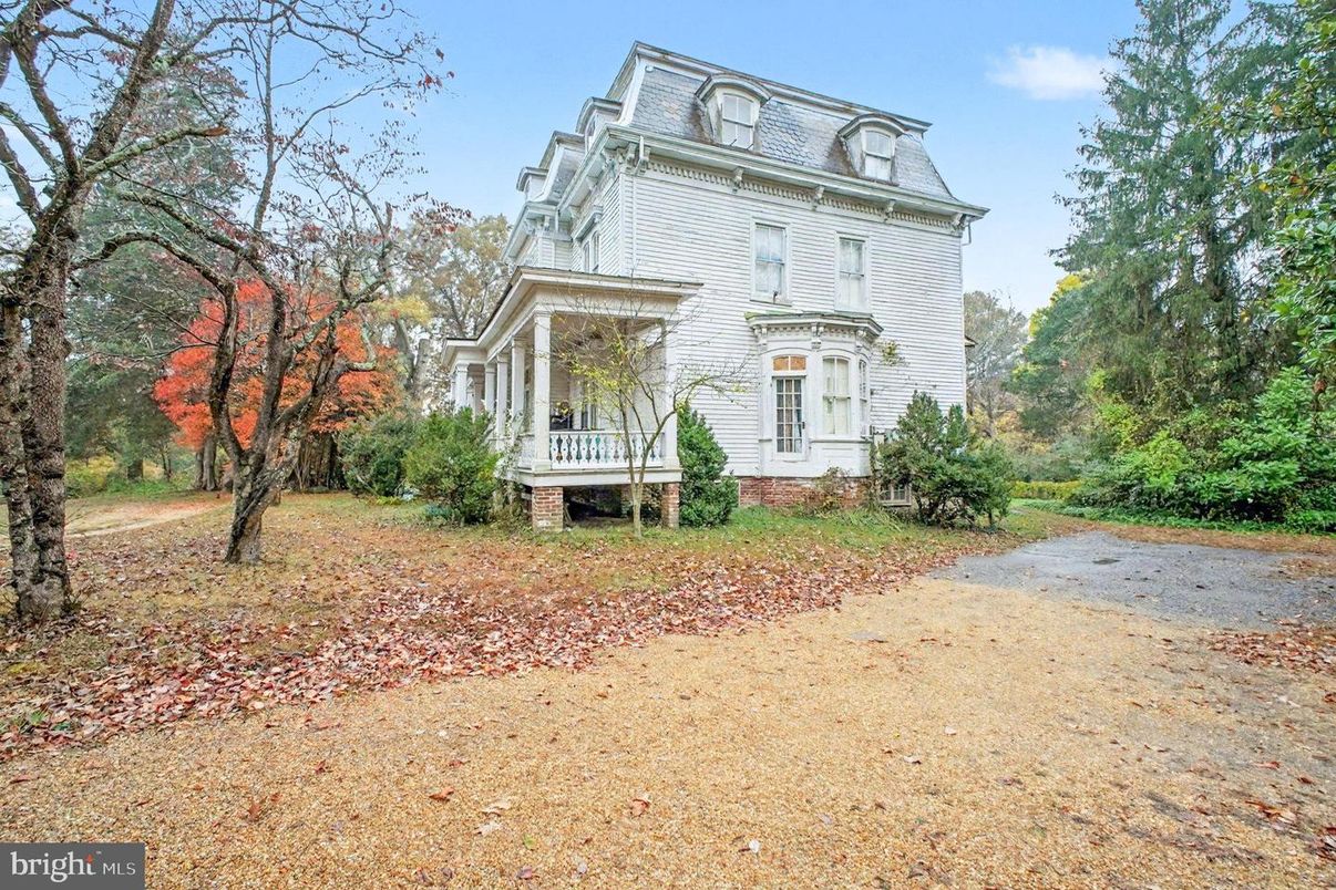 Backyard, Exterior, Facade, Queen Anne Victorian