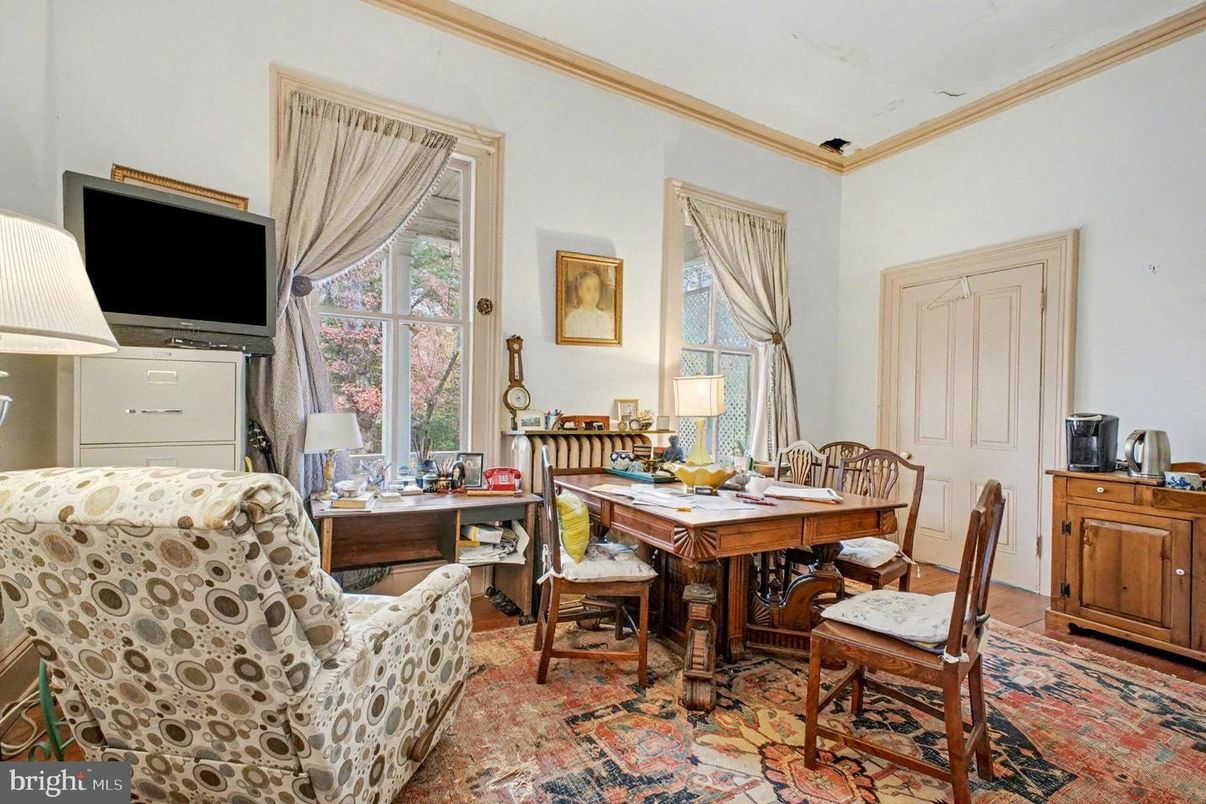 Home Office, Interior