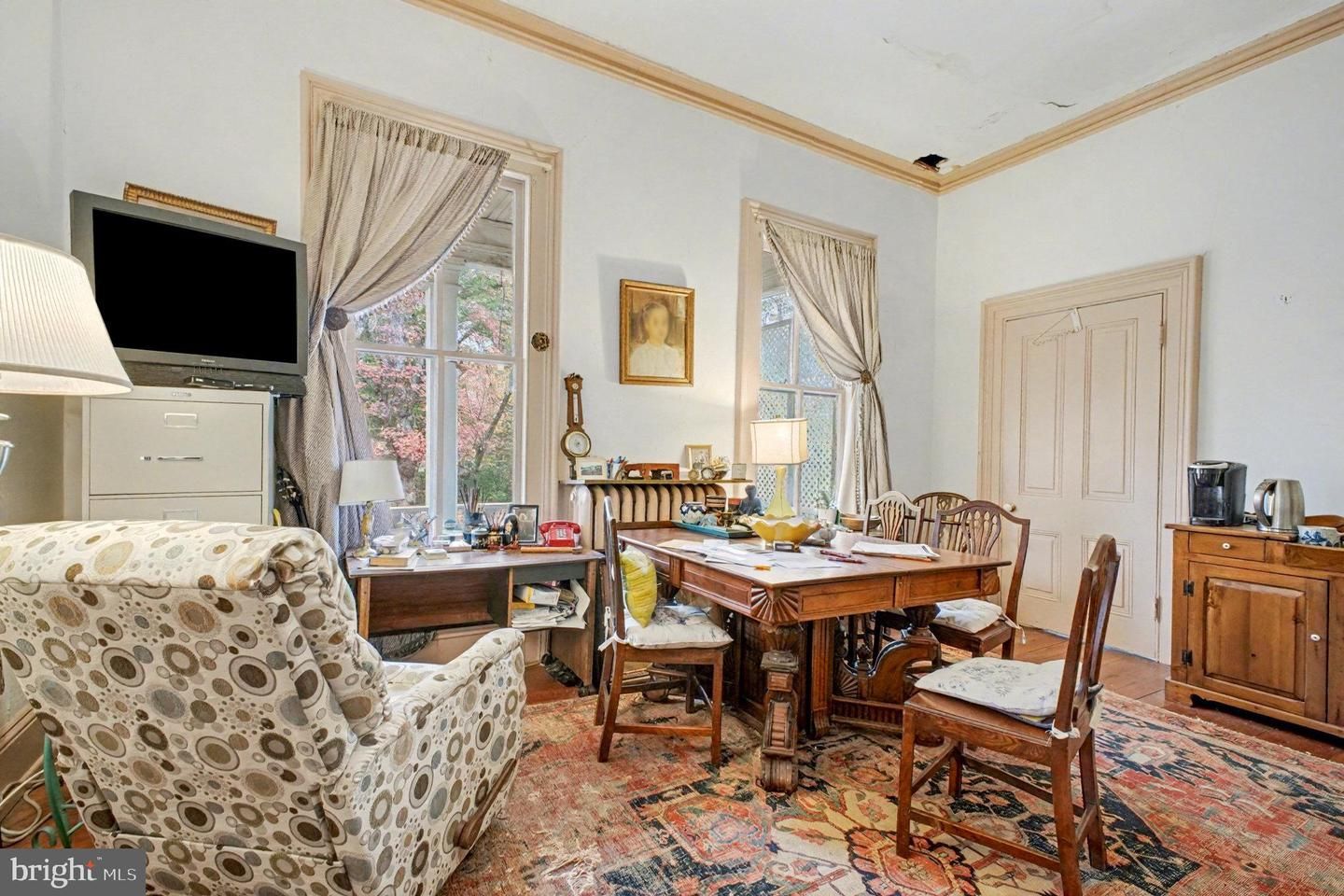 Home Office, Interior