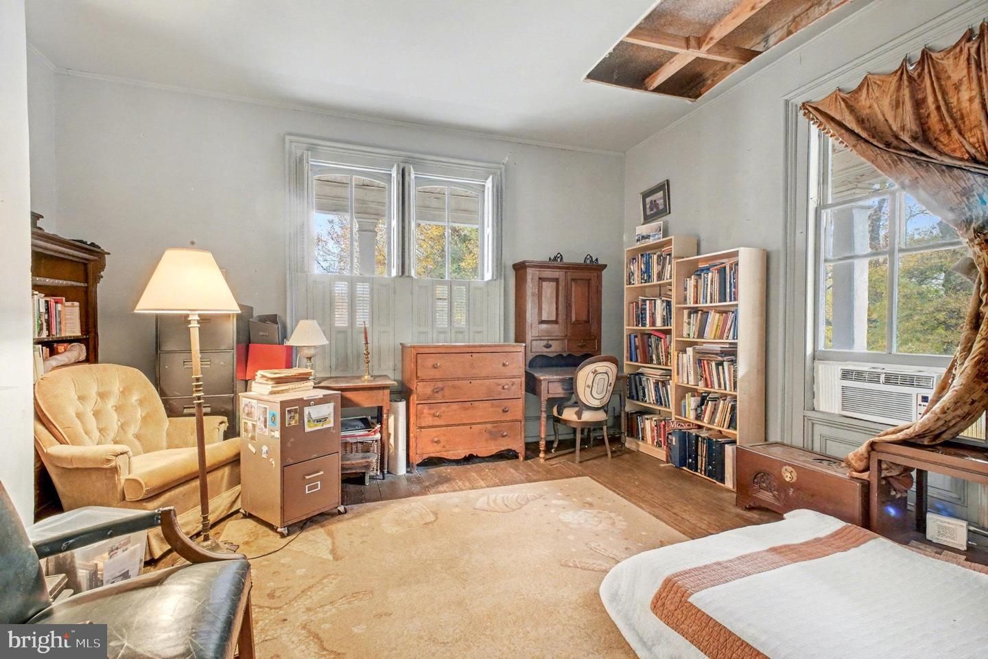 Home Office, Interior