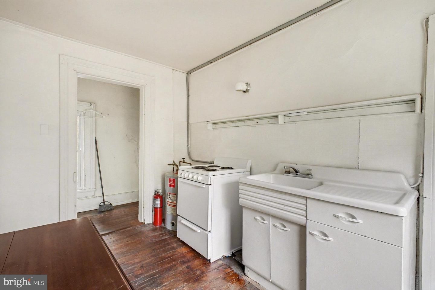 Interior, Utility Closets, Washer, Wood Texture Flooring