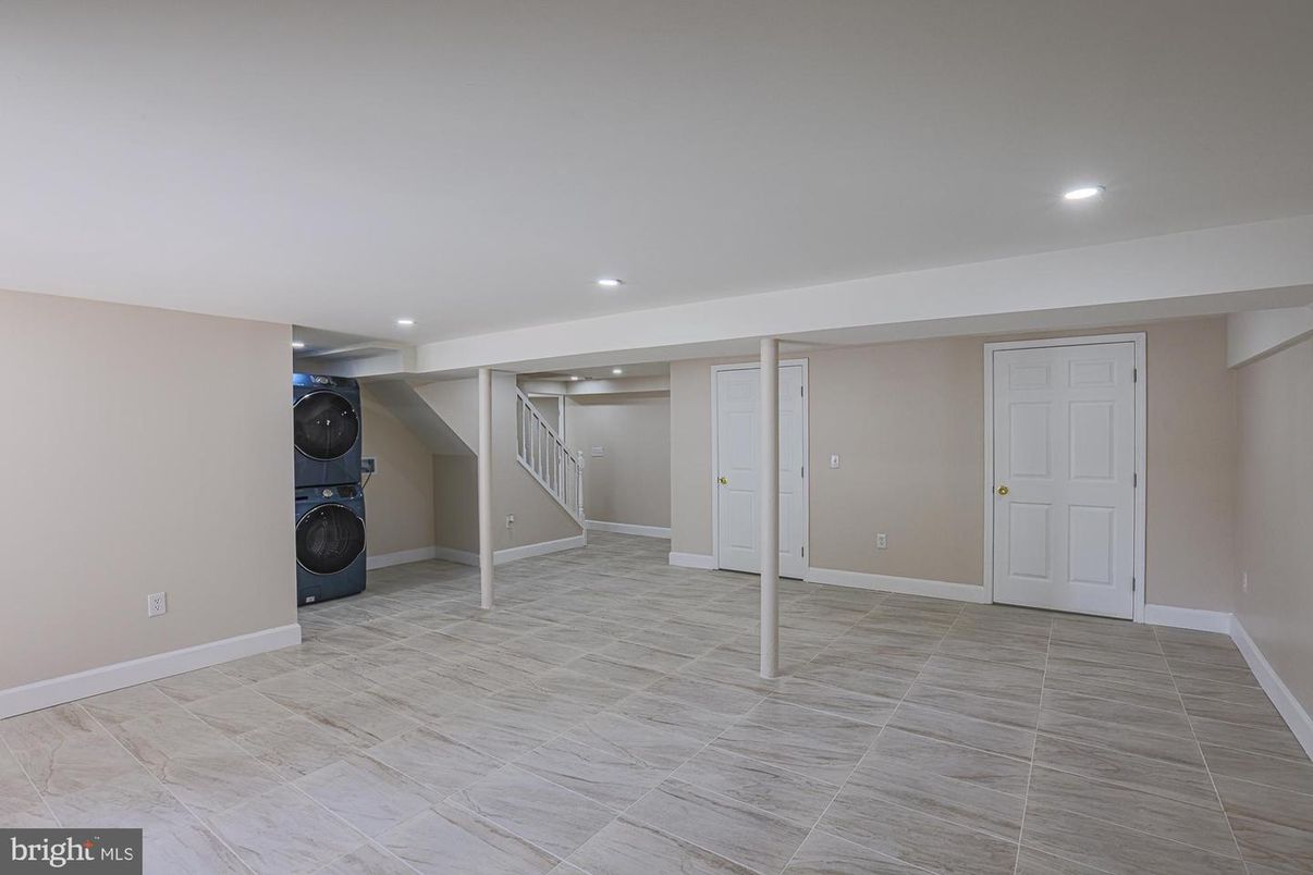 Empty room, Interior, Recessed Lighting, Washer