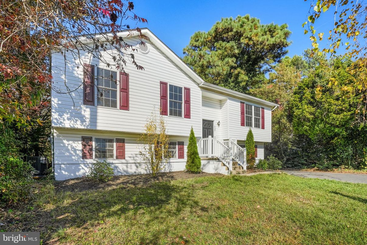 Attached, Exterior, Facade, Farmhouse