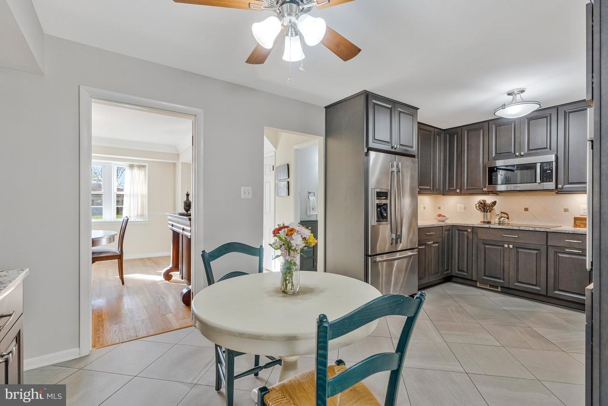 Dining room, Interior, Kitchen, Stainless Steel Appliances, Wood Texture Flooring