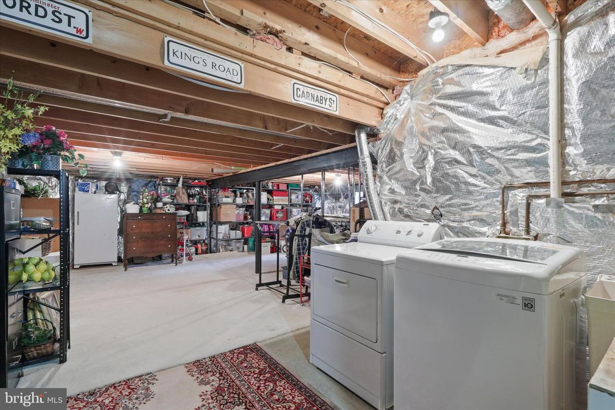 Interior, Washer, Wooden Beams