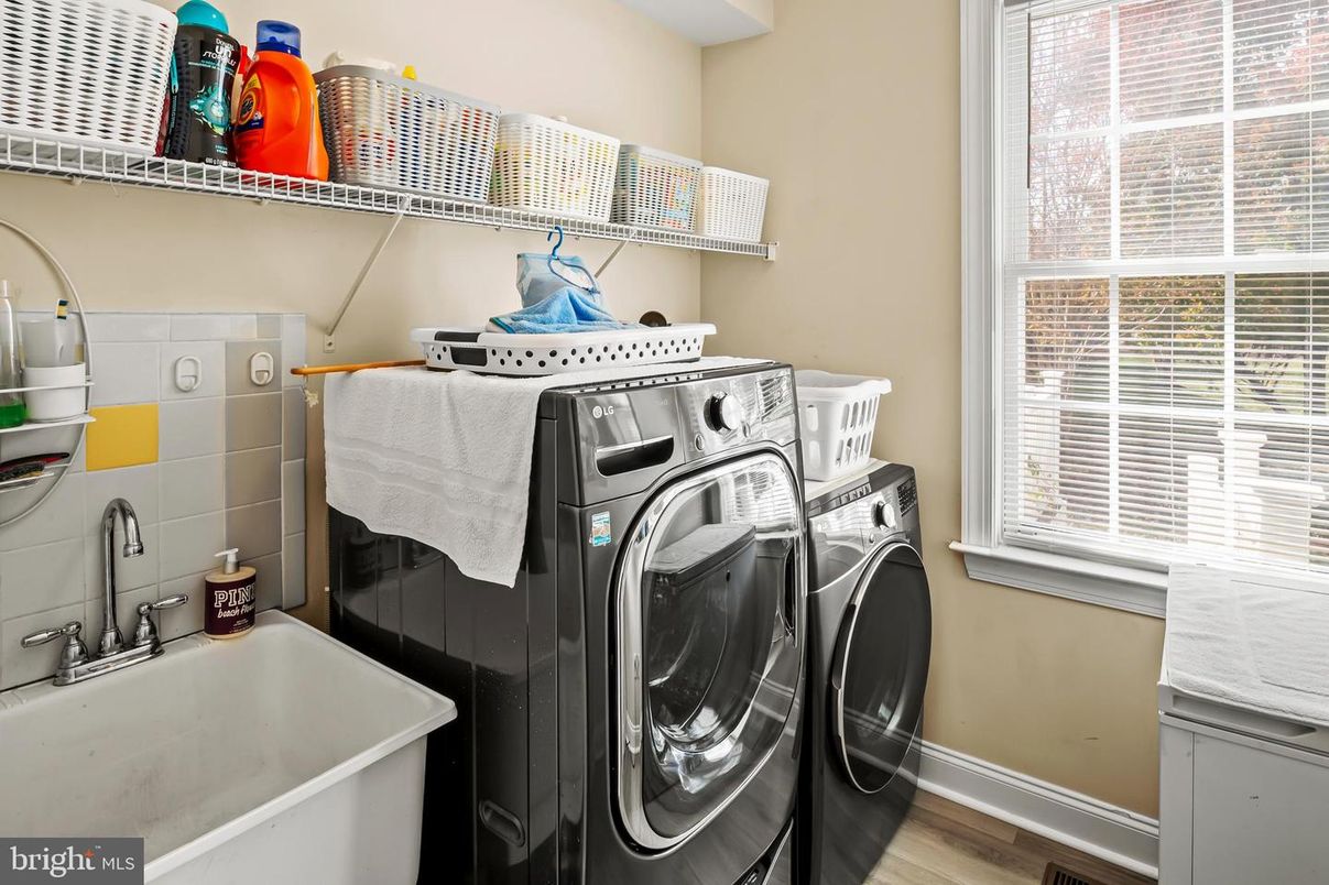 Interior, Washer, Wood Texture Flooring