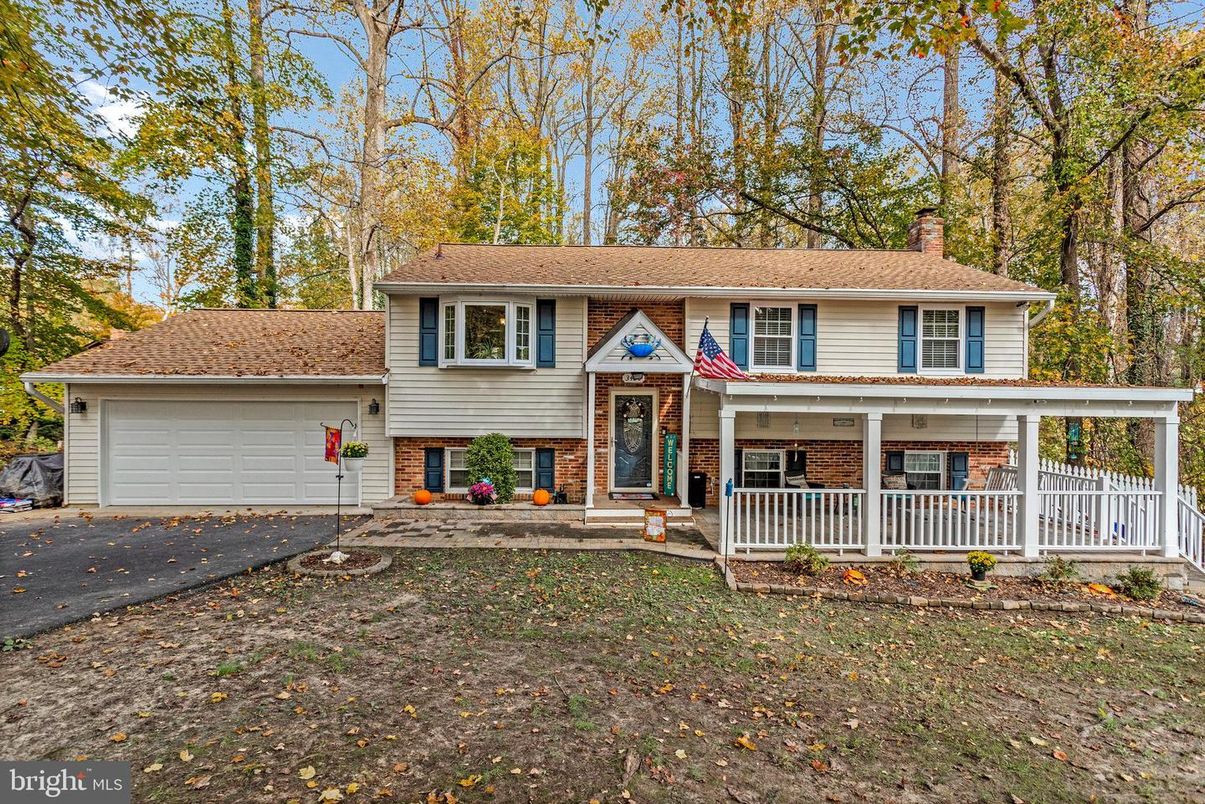 Attached, Exterior, Facade, Raised Ranch