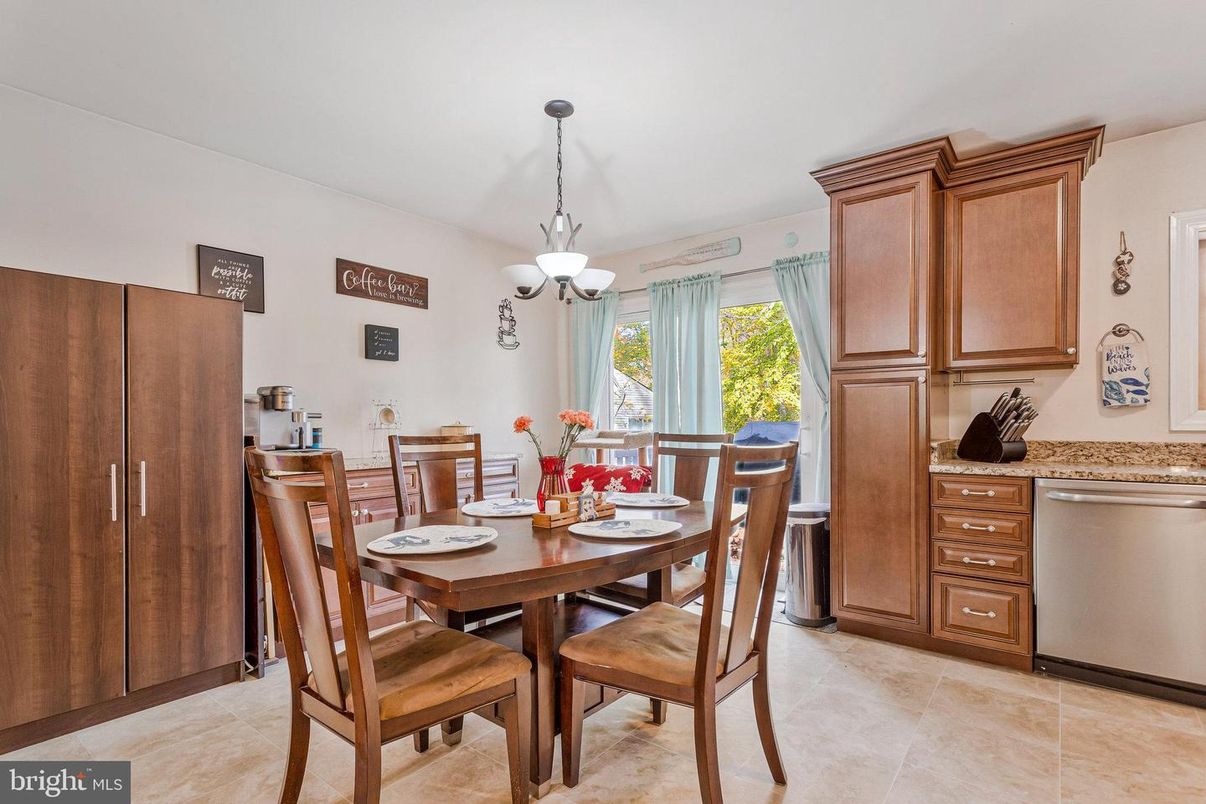 Chandelier, Dining room, Interior, Pendant Lights