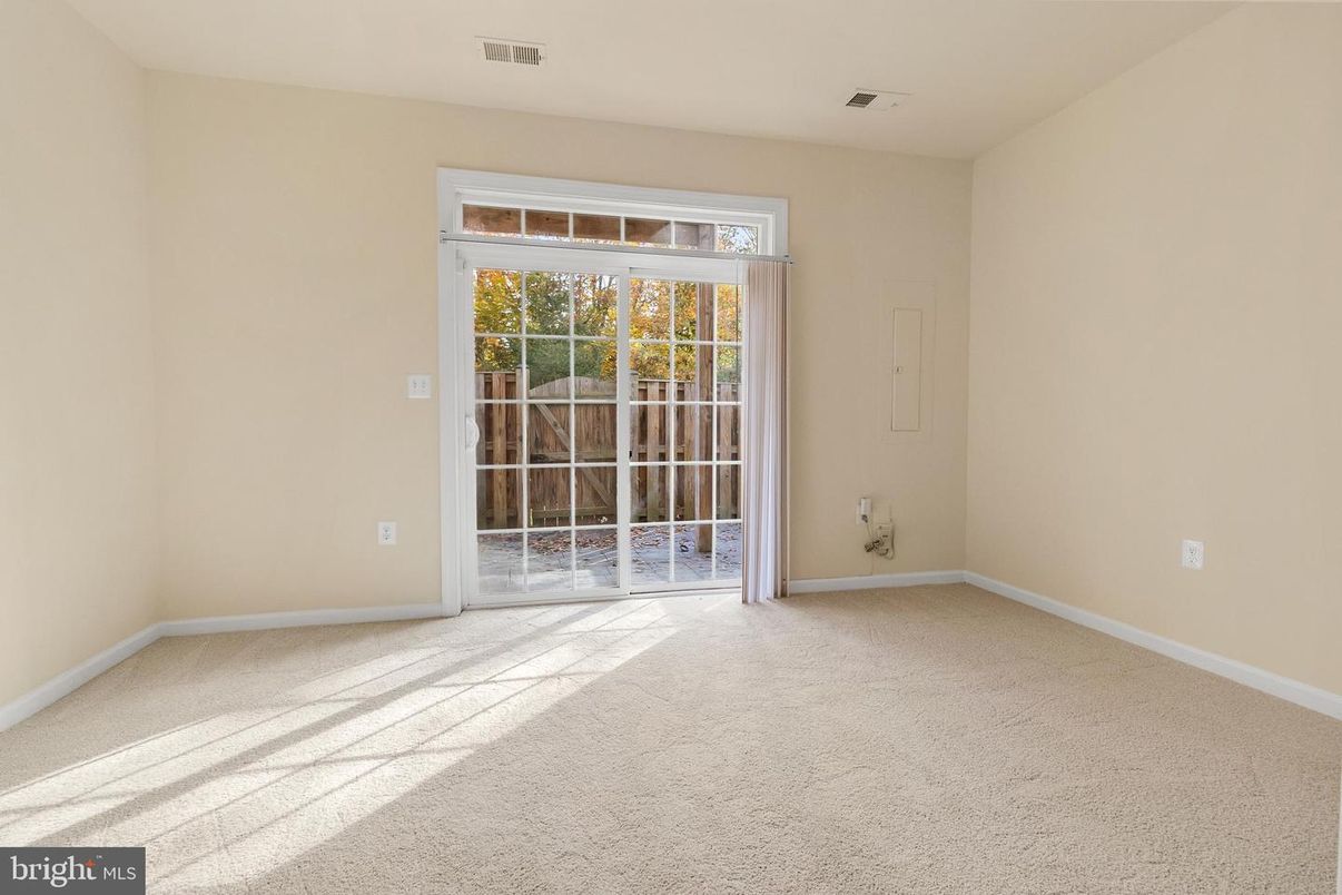Empty room, Interior