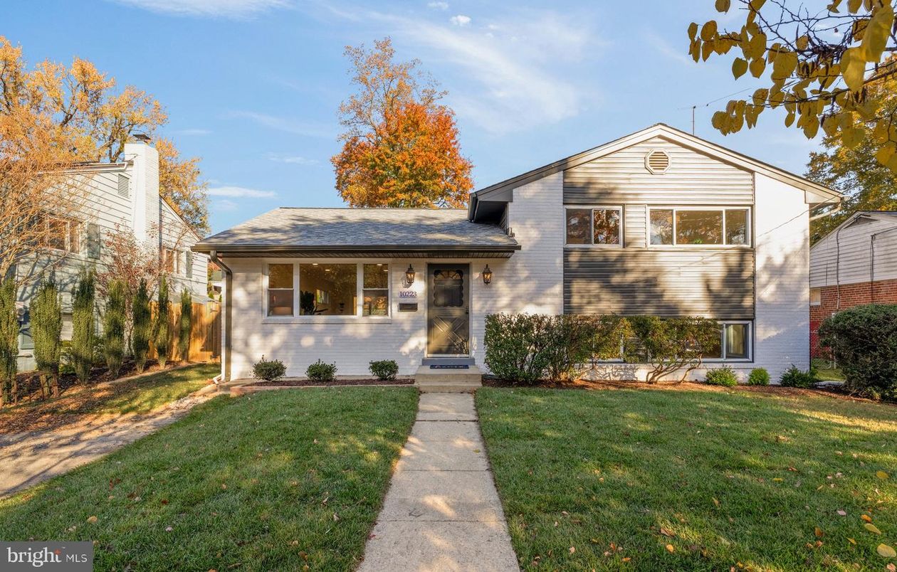 Exterior, Facade, Split Level