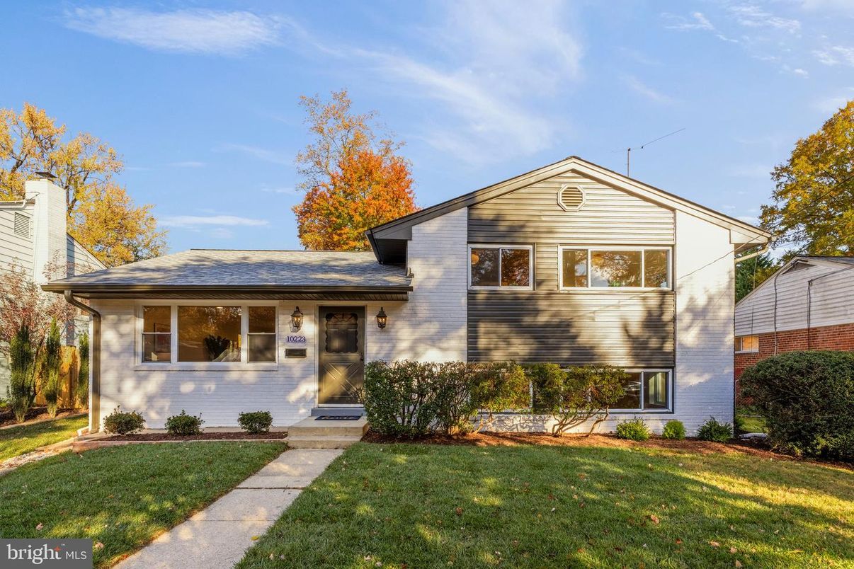 Exterior, Facade, Split Level