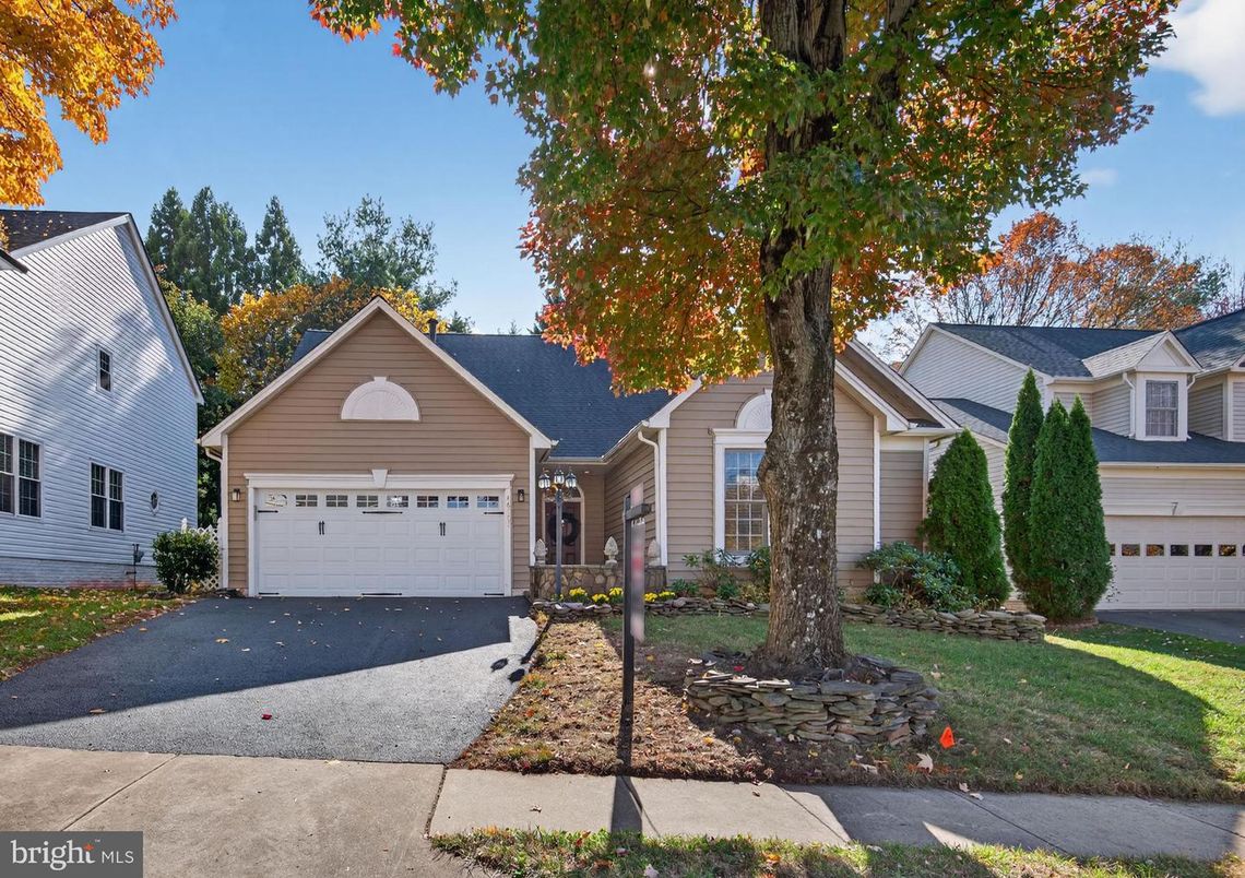 Attached, Exterior, Facade, Ranch