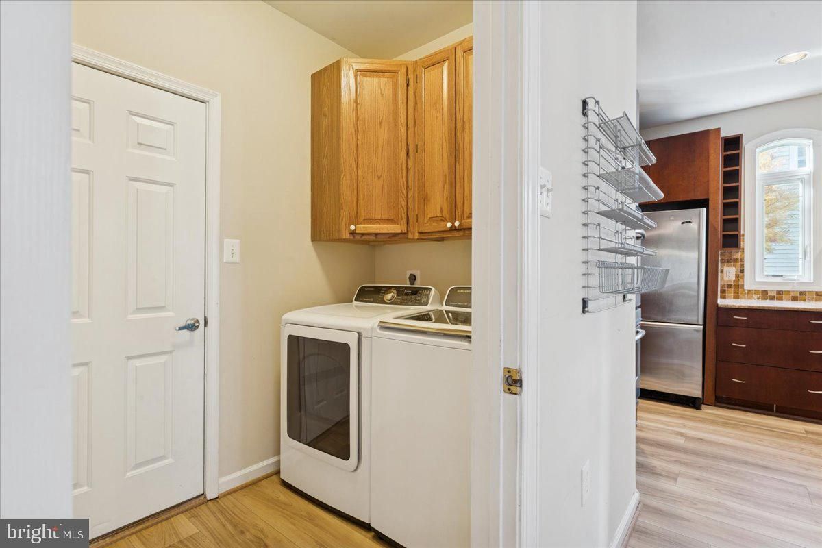 Interior, Recessed Lighting, Washer, Wood Texture Flooring