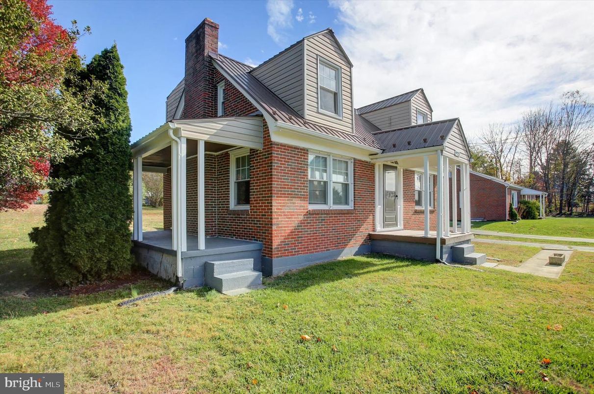Exterior, Facade, Brick Facade, Cape Cod