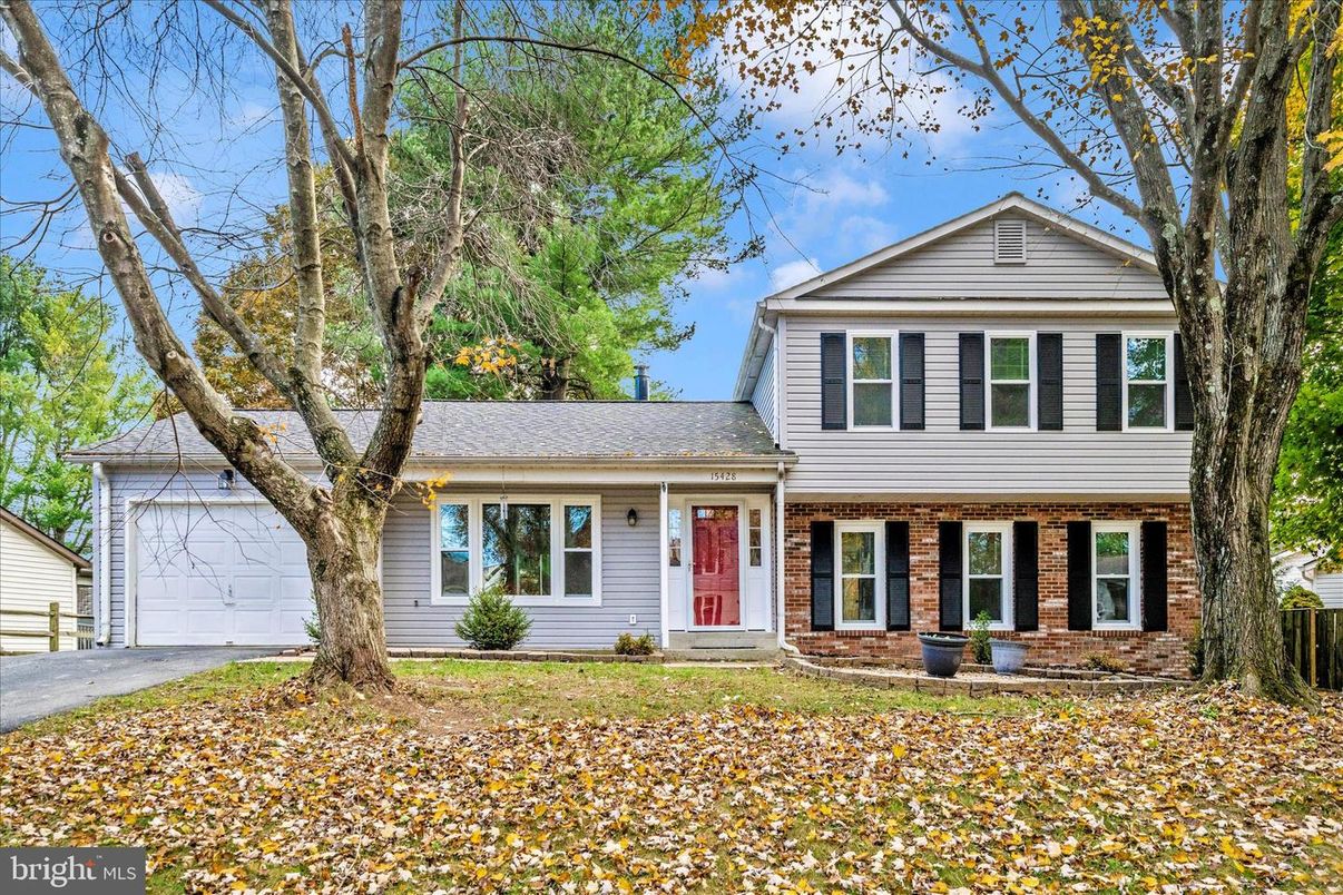 Attached, Exterior, Facade, Split Level