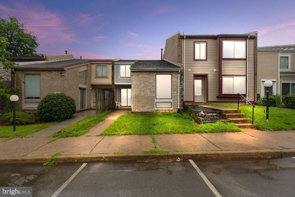 Exterior, Facade, Brick Facade, Rowhouse