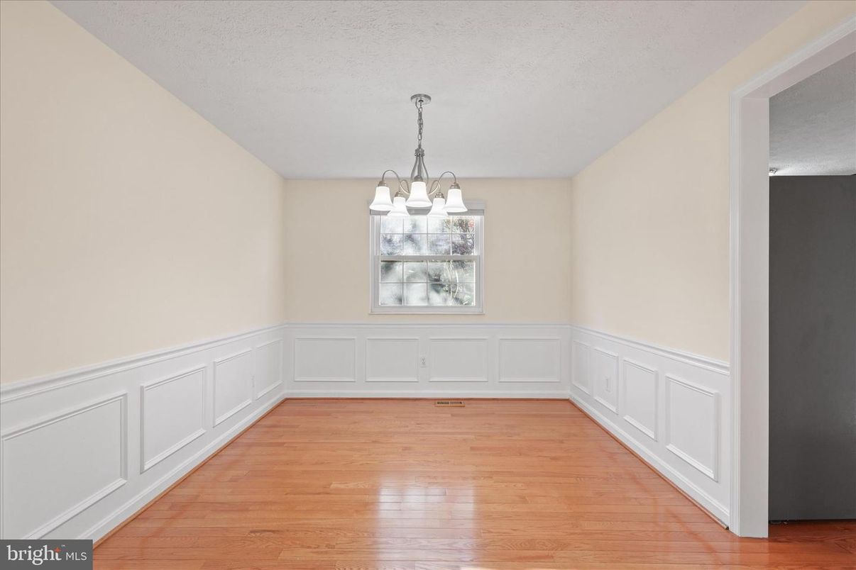 Chandelier, Empty room, Interior, Wood Texture Flooring