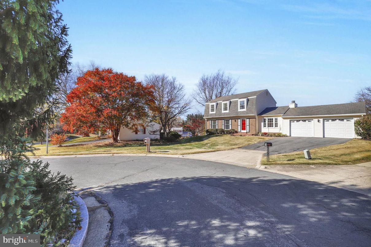 Attached, Exterior, Facade, Cape Cod
