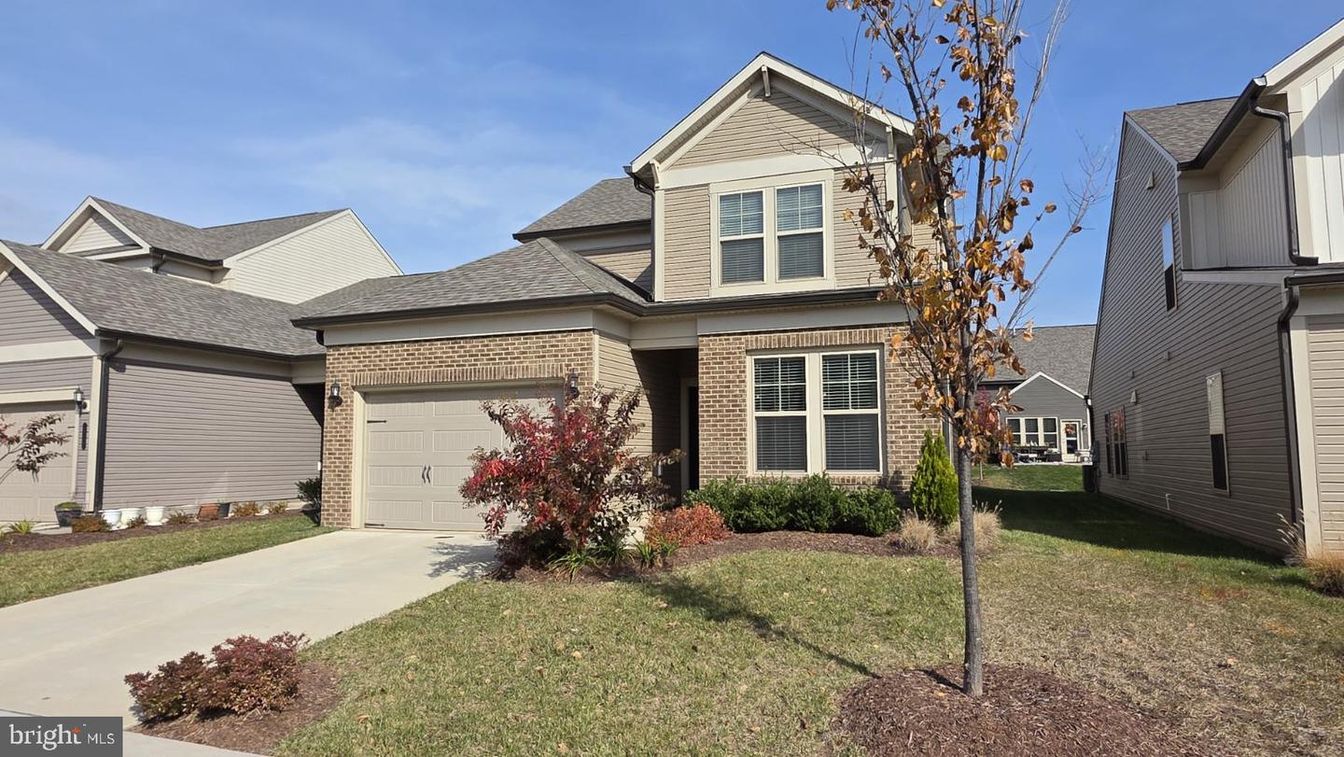 Attached, Exterior, Facade, Brick Facade, American Craftsman