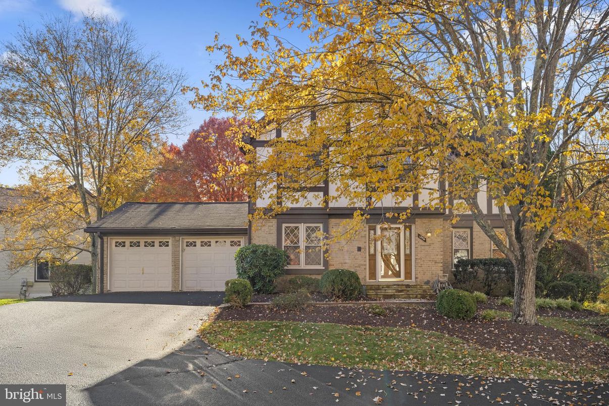 Attached, Exterior, Facade, Brick Facade, Split Level