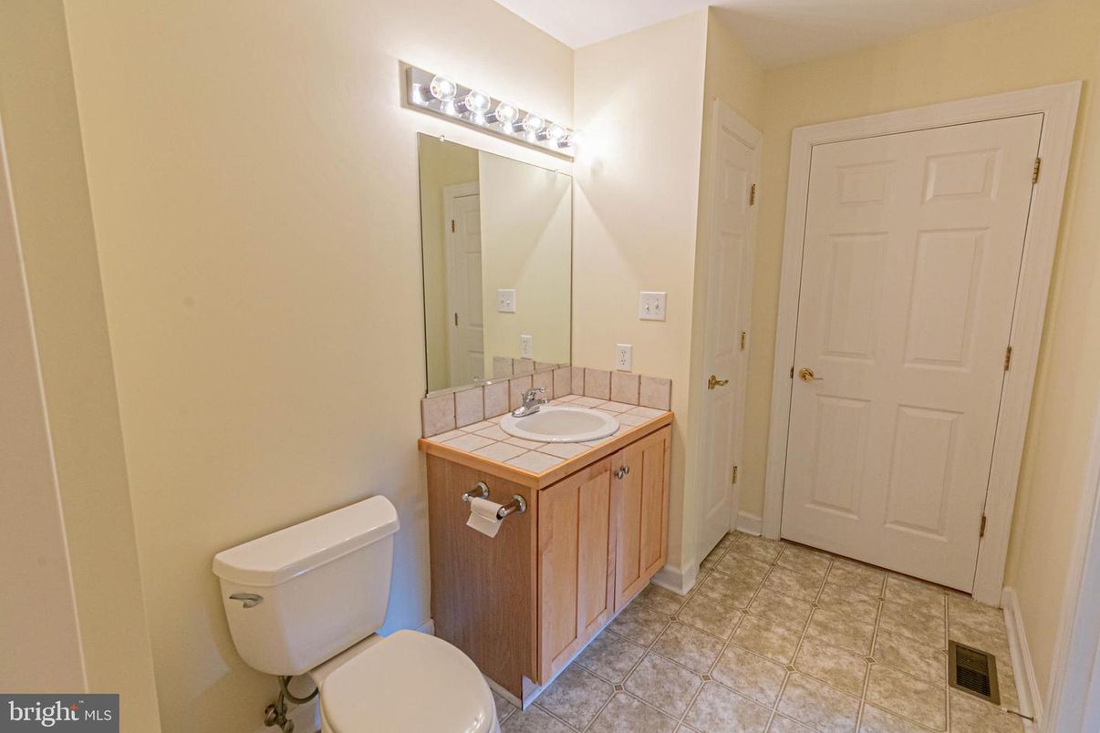 Bathroom, Interior, Tile Countertops