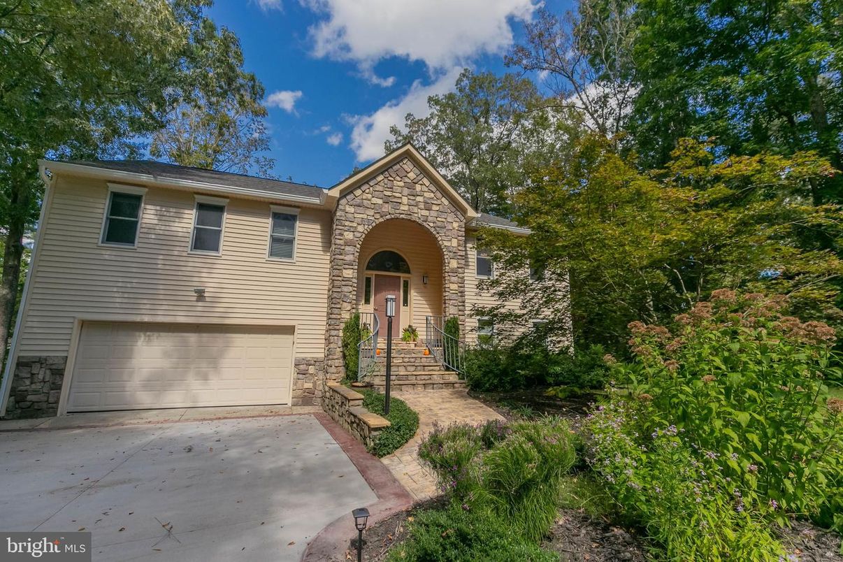 Attached, Exterior, Facade, Raised Ranch