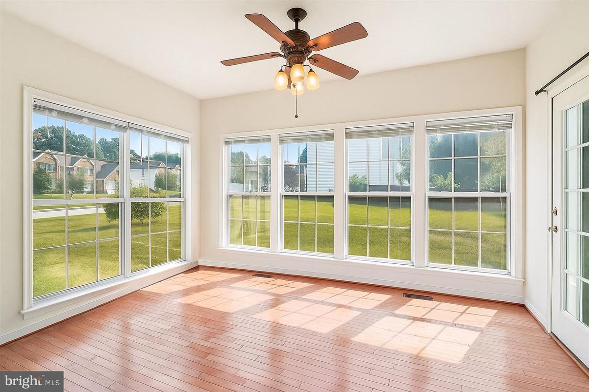 Empty room, Interior, Sun Room, Wood Texture Flooring