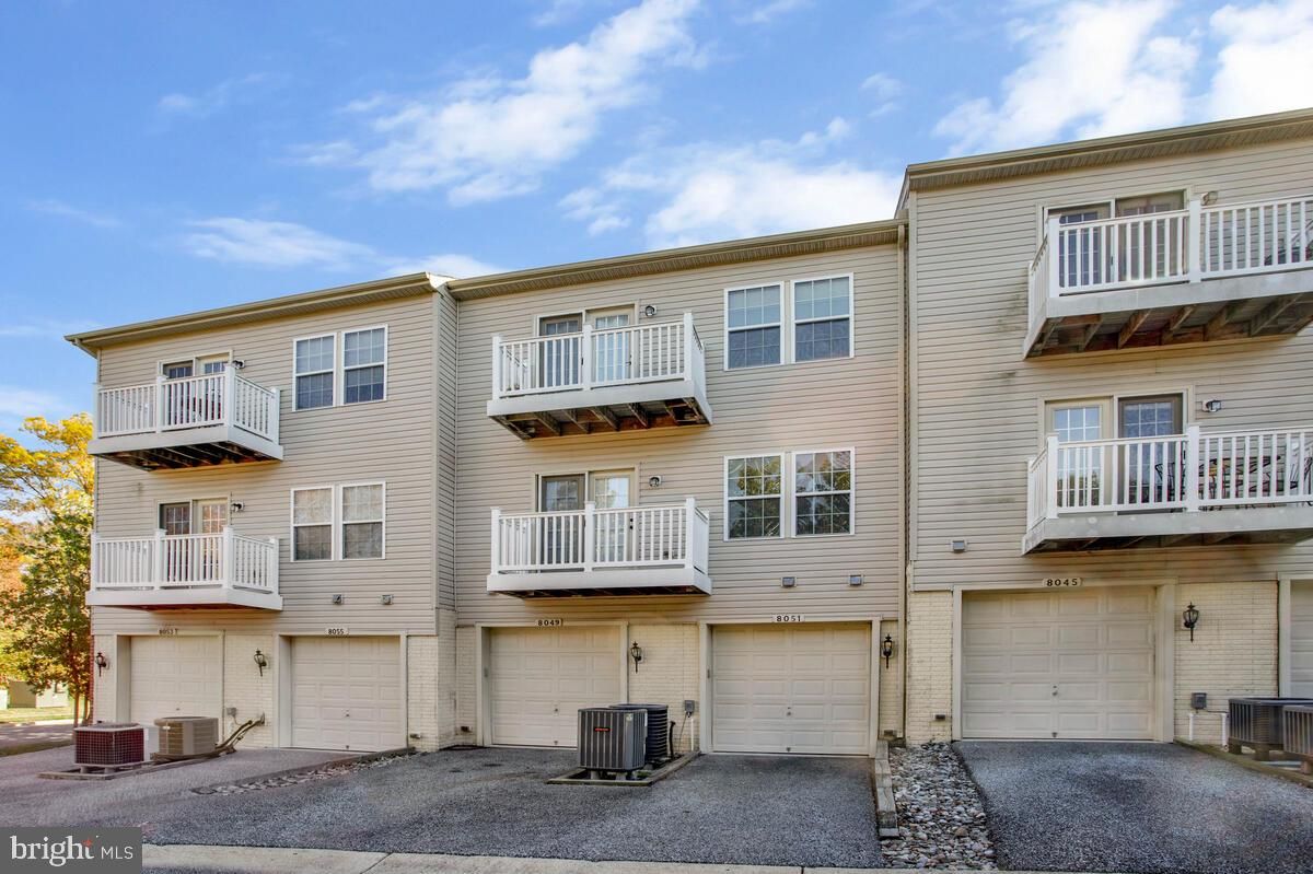 Attached, Exterior, Facade, Rowhouse