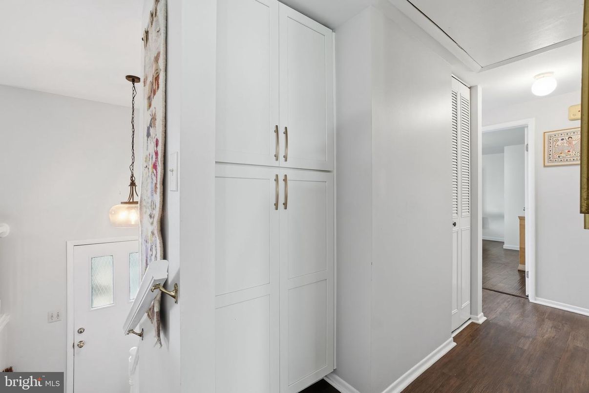 Interior, Pendant Lights, Wood Texture Flooring