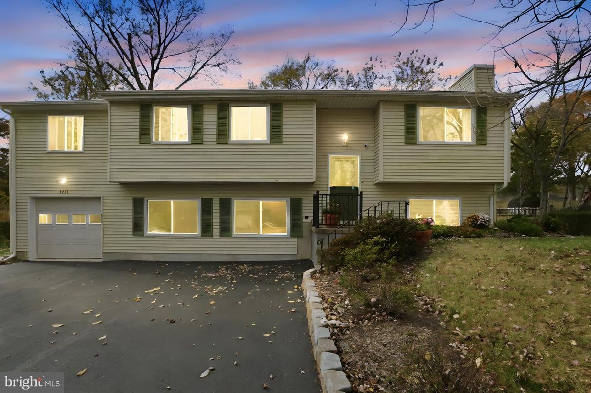 Attached, Exterior, Facade, Raised Ranch