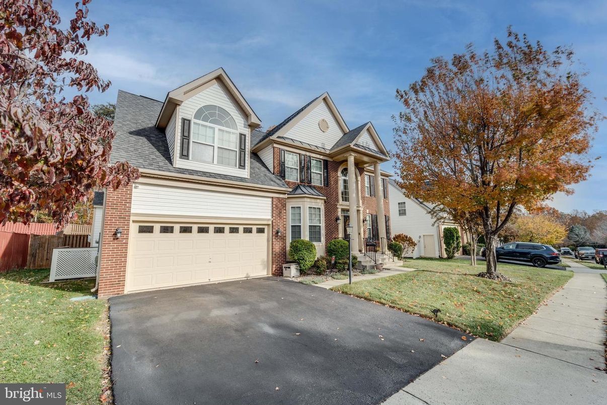 Attached, Exterior, Facade, Brick Facade, Queen Anne Victorian