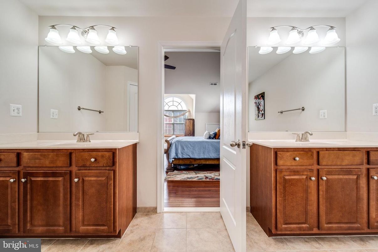 Bathroom, Bedroom, Dual Sink Vanities, Interior