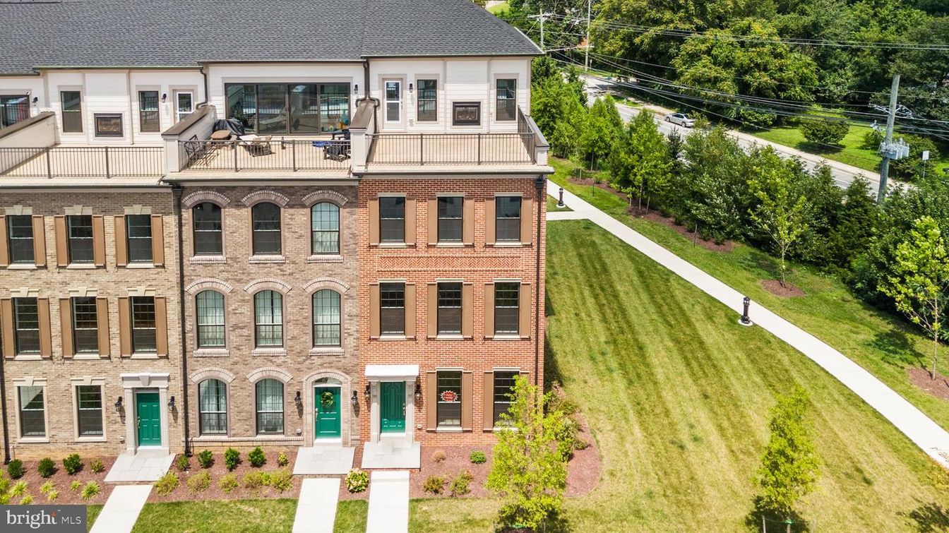 Exterior, Facade, Brick Facade, Rowhouse