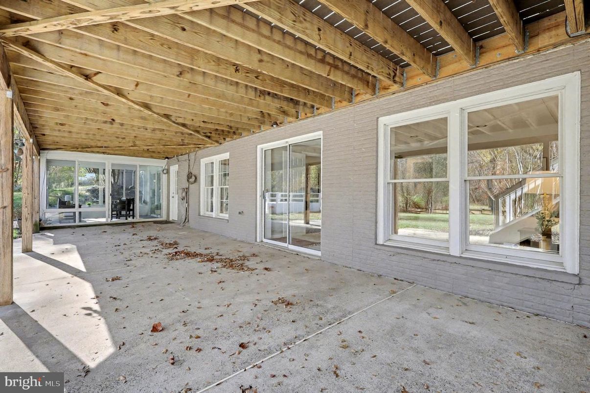 Empty room, Interior, Wooden Beams, Wooden Ceilings