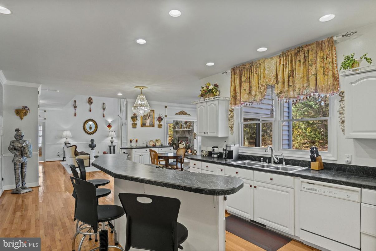 Dining room, Interior, Kitchen, Recessed Lighting, Wood Texture Flooring
