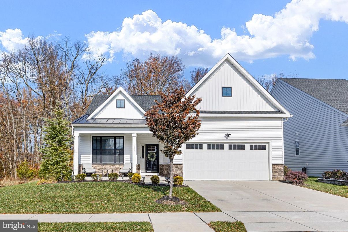 Attached, Exterior, Facade, Farmhouse
