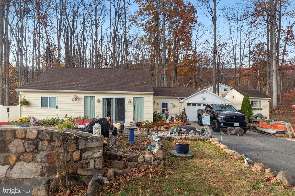 Attached, Exterior, Facade, Cape Cod