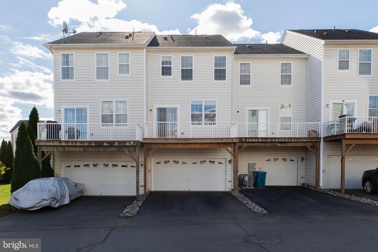 Attached, Exterior, Facade, Rowhouse