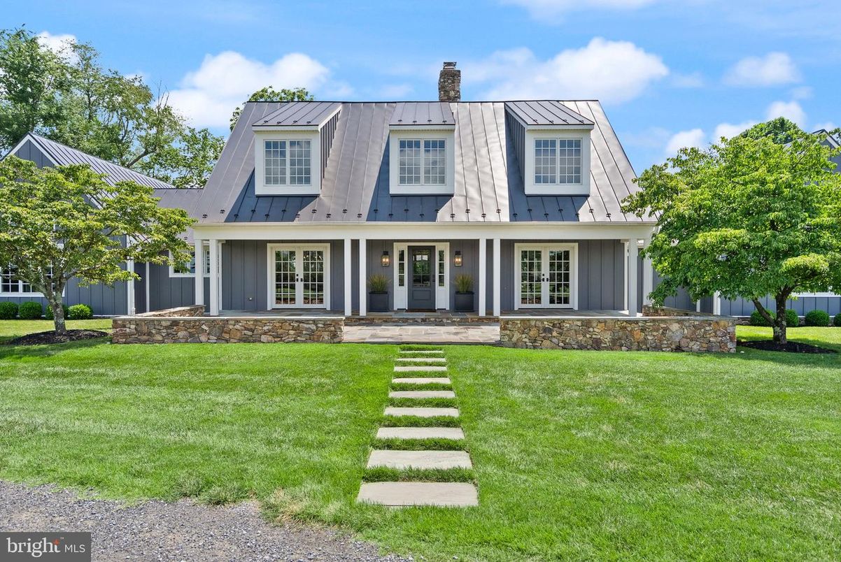 Exterior, Facade, Farmhouse