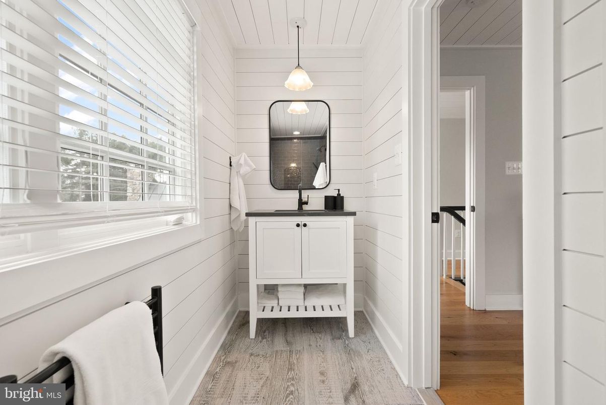 Interior, Pendant Lights, Wood Texture Flooring
